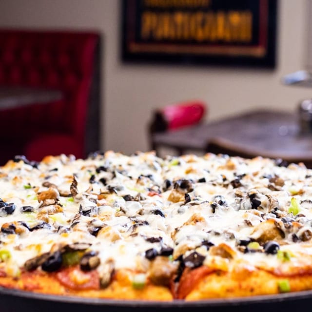 Deluxe Pie Pizza.